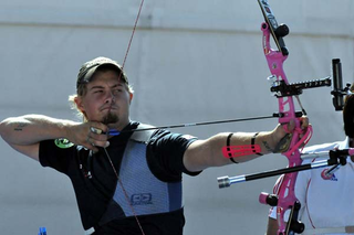Illustration for article titled Is Hawkeye from The Avengers the world's worst archer?
